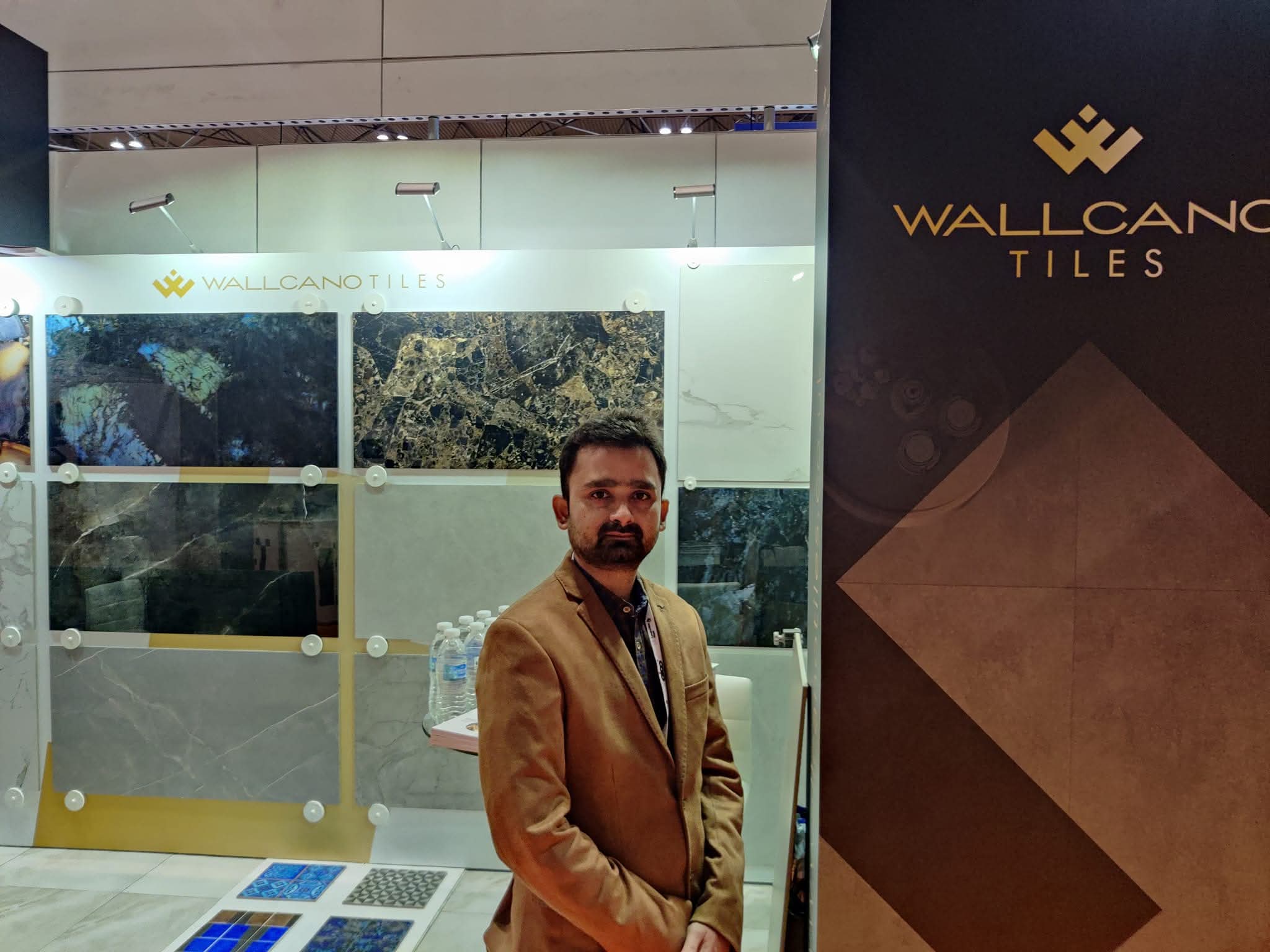 High-Gloss Obsidian & Gold Feature Slab Display